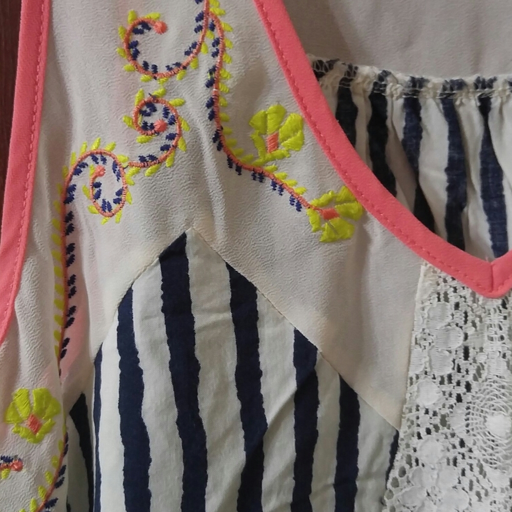 Flying Tomato V-Neck Embroidered Tank With Lace M - Picture 2 of 4